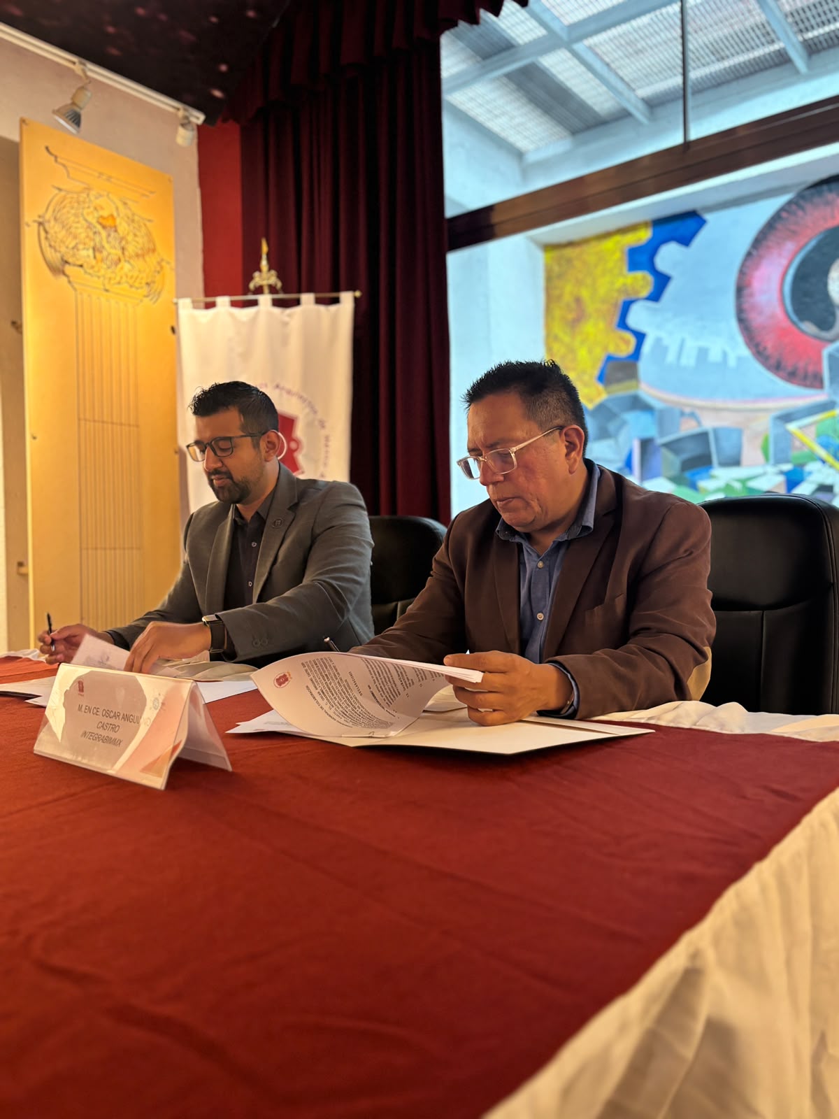 Representantes mostrando los documentos del convenio firmado