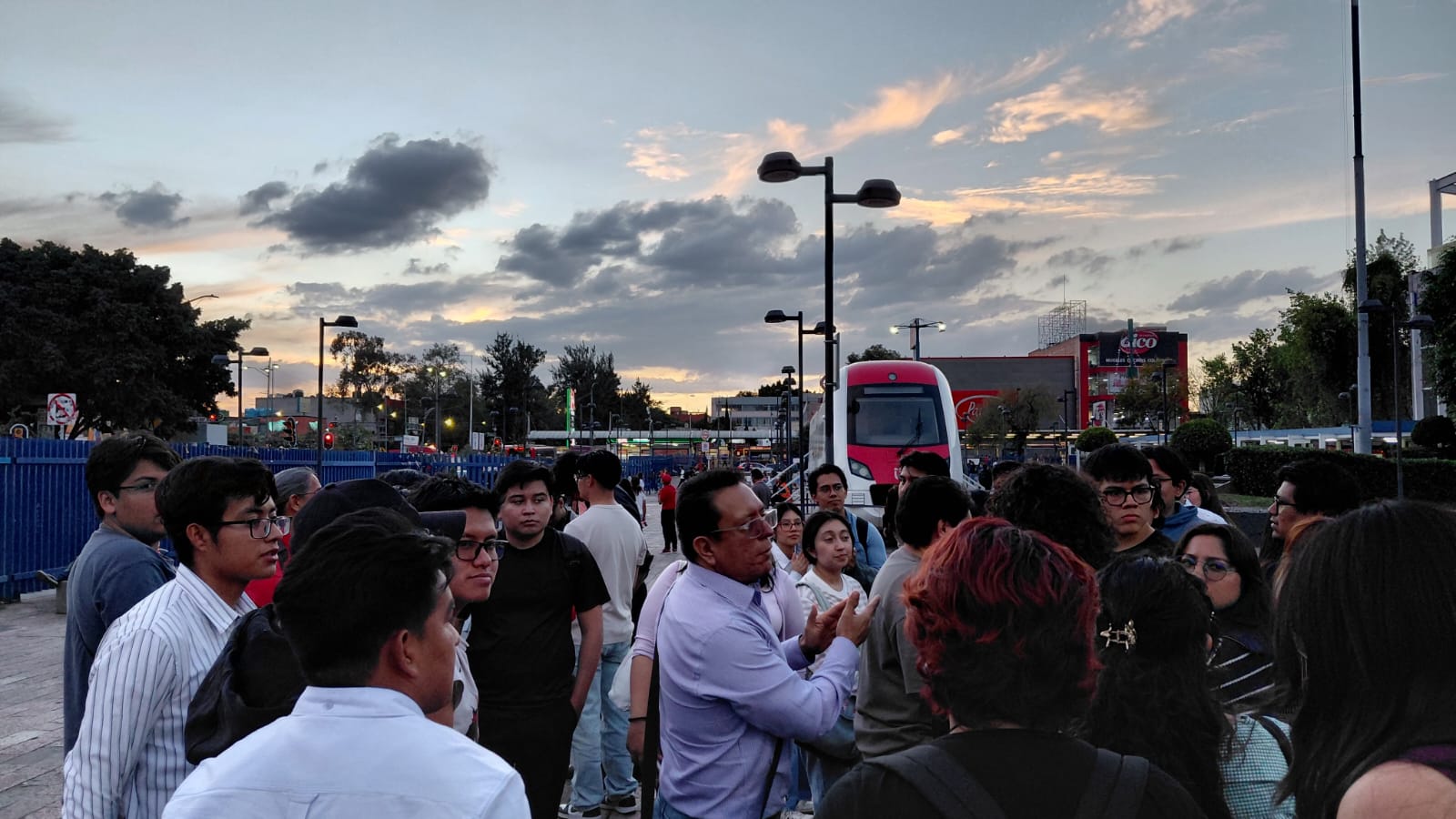Recorrido de participantes durante la visita de sitio en Buenavista